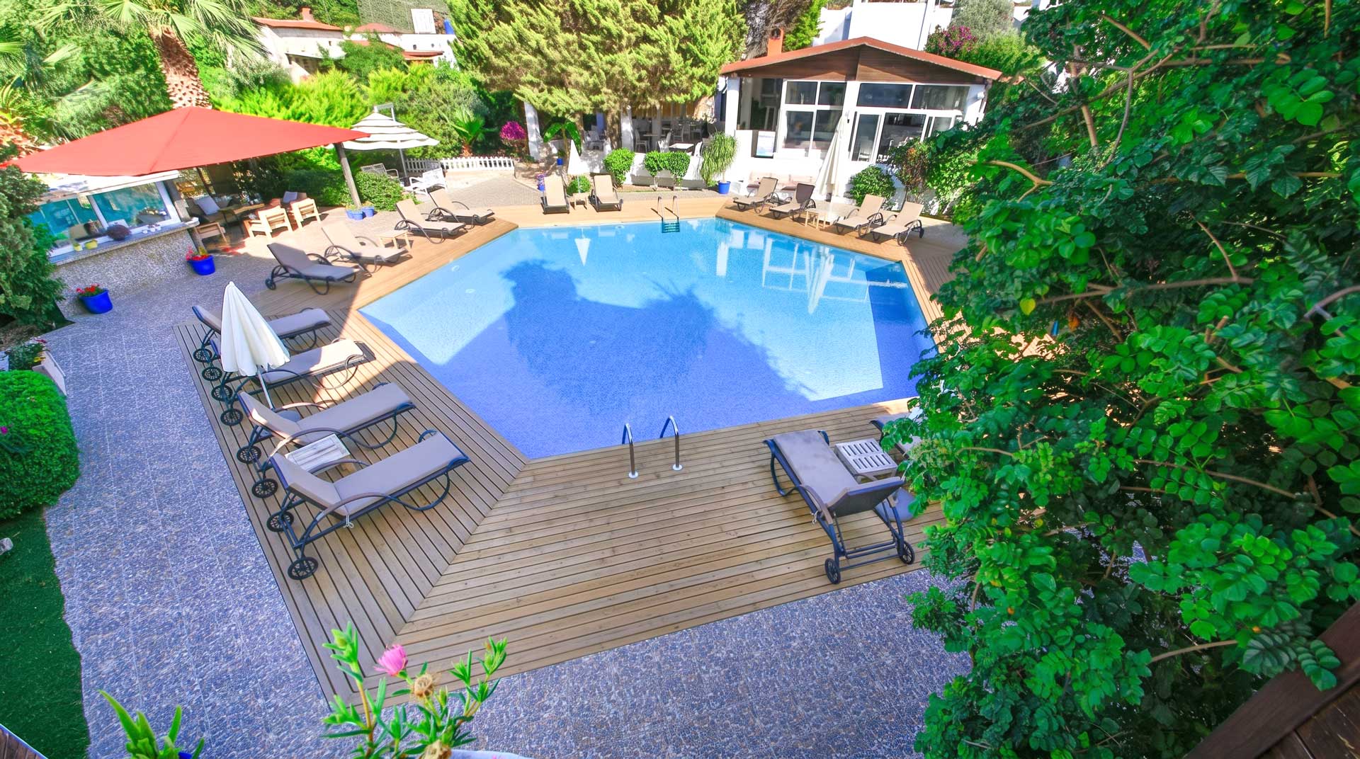 Costa Bodrum City Hotel havuz ve otel görünümü